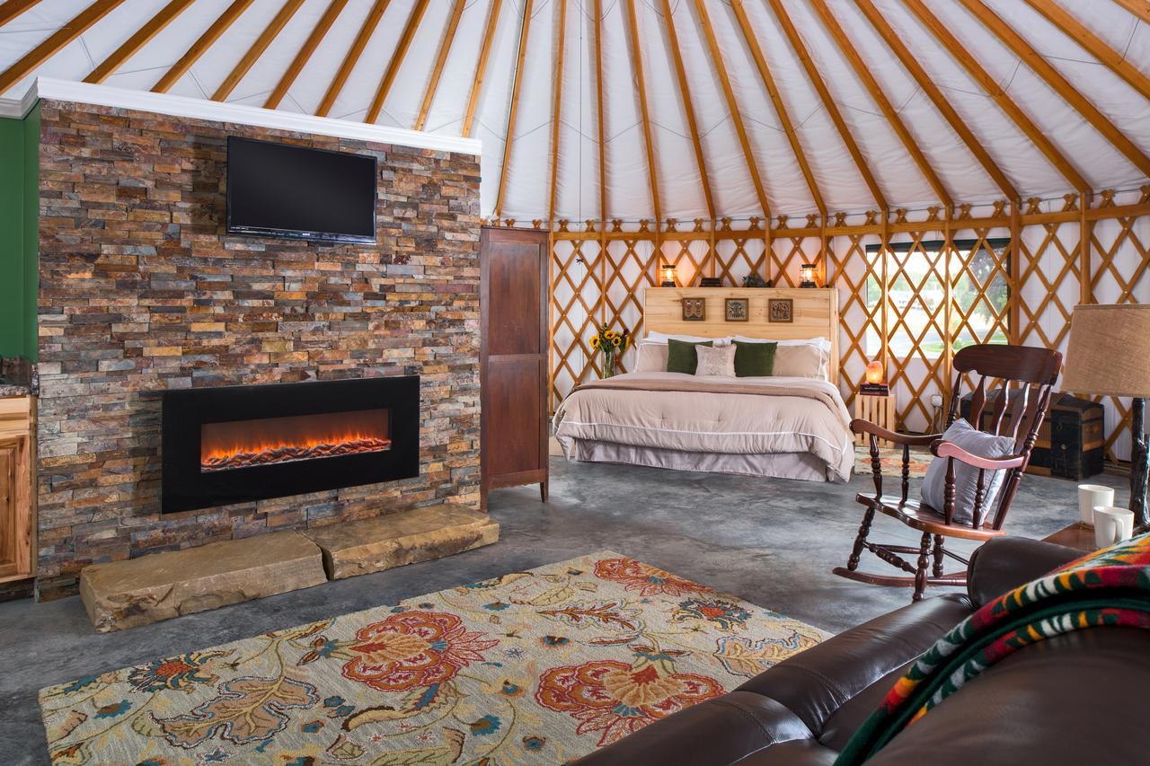 Yale Manor B&B & Yurt Glamping Exteriör bild